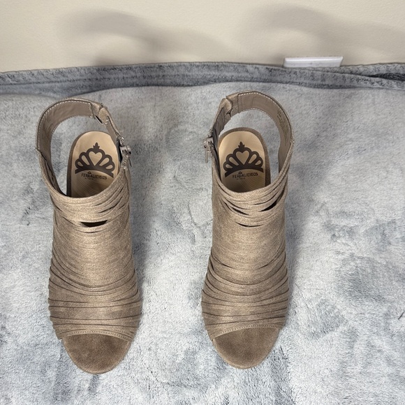 Fergalicious Jymboree Open Toe Open Heel Bootie - Mushroom Taupe - Size 7 - EUC - Picture 10 of 10